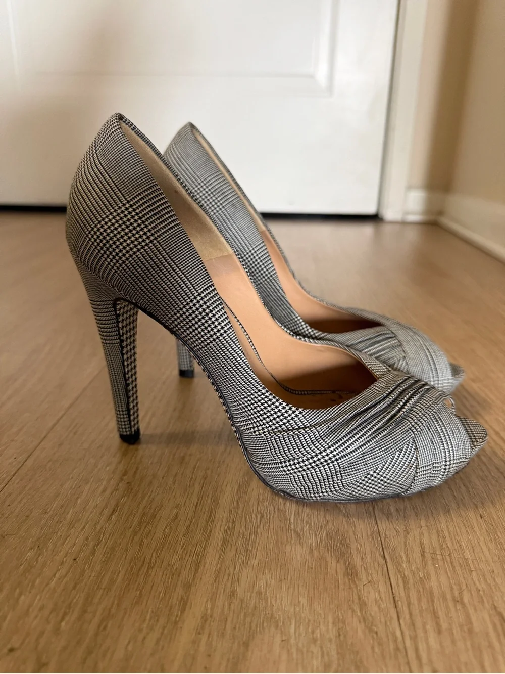 Salvatore Ferragamo Peep Toe Heels Black White Houndstooth Pumps Size 6.5 - Picture 2 of 7